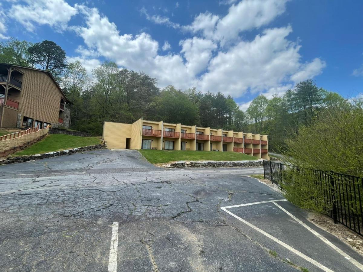 Budgetel Inn & Suites Диллард Экстерьер фото