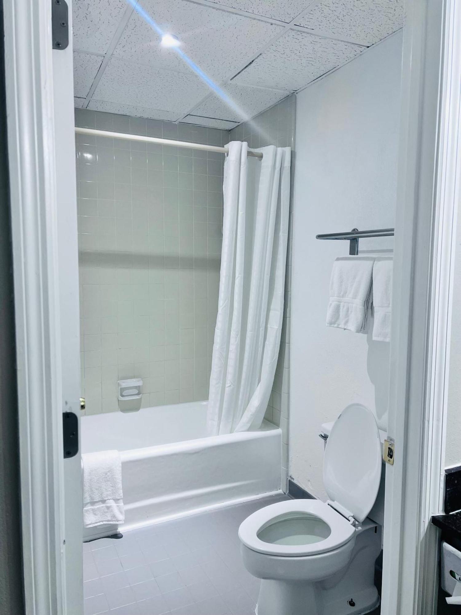 Budgetel Inn & Suites Диллард Экстерьер фото