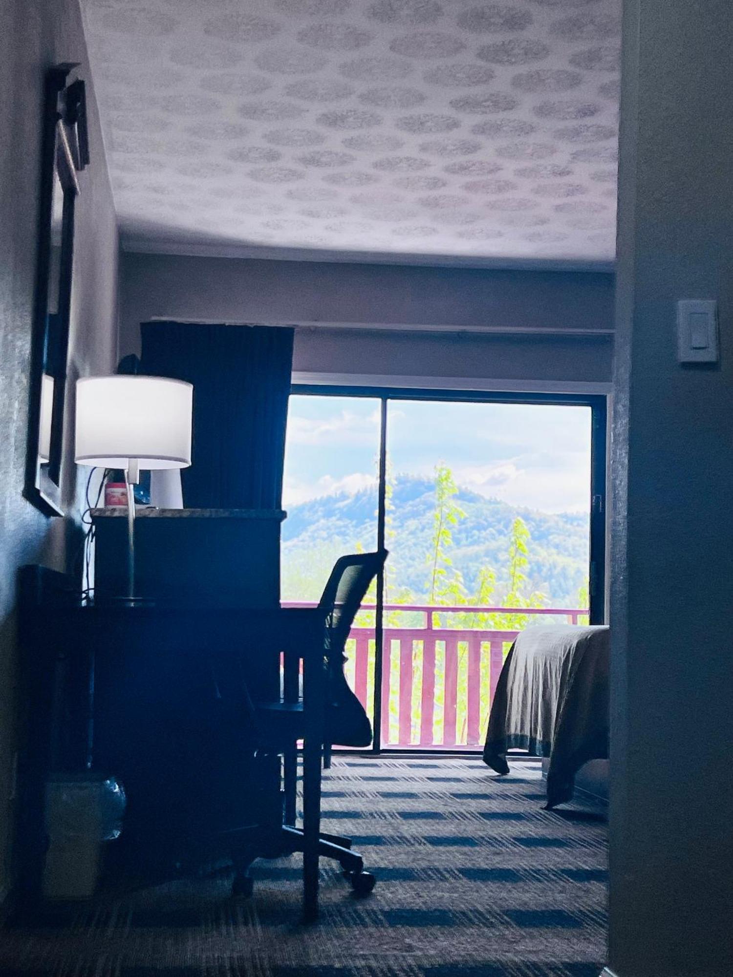 Budgetel Inn & Suites Диллард Экстерьер фото