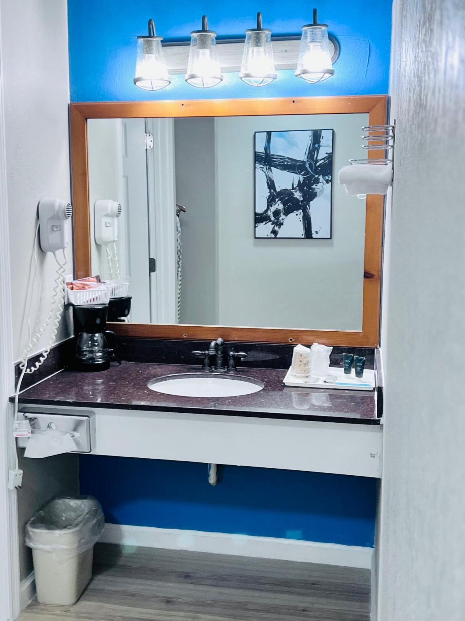 Budgetel Inn & Suites Диллард Экстерьер фото