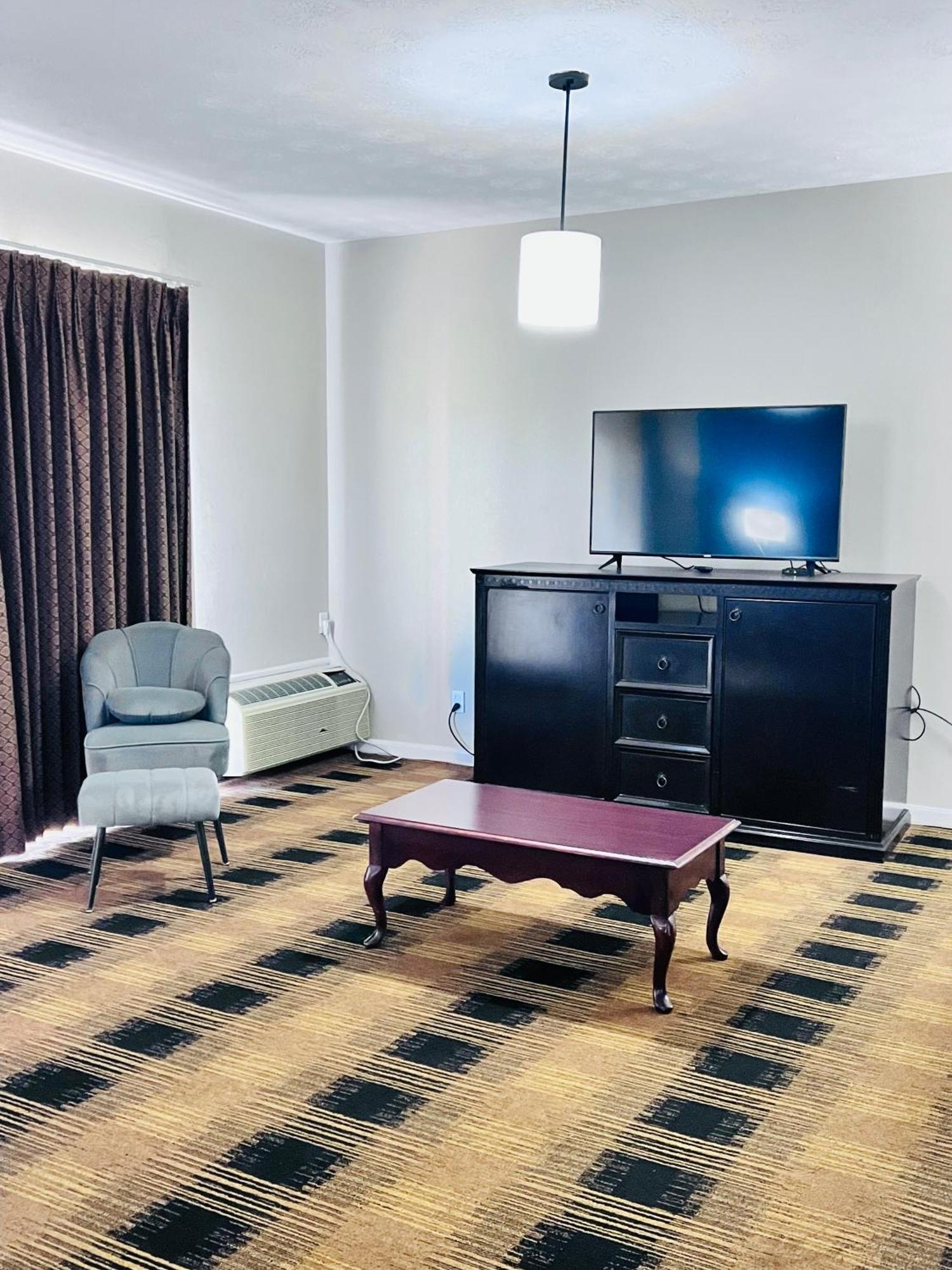 Budgetel Inn & Suites Диллард Экстерьер фото