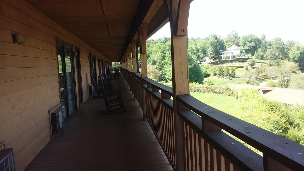 Budgetel Inn & Suites Диллард Экстерьер фото